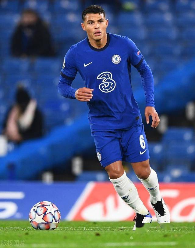  AC米兰年轻后卫崛起，稳健表现力保城门不失纪录